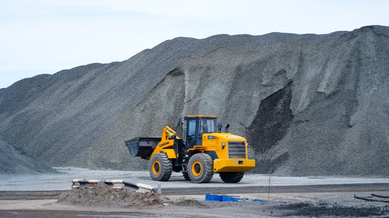 Зола и шлаки: в правительстве придумали как сэкономить на строительстве дорог